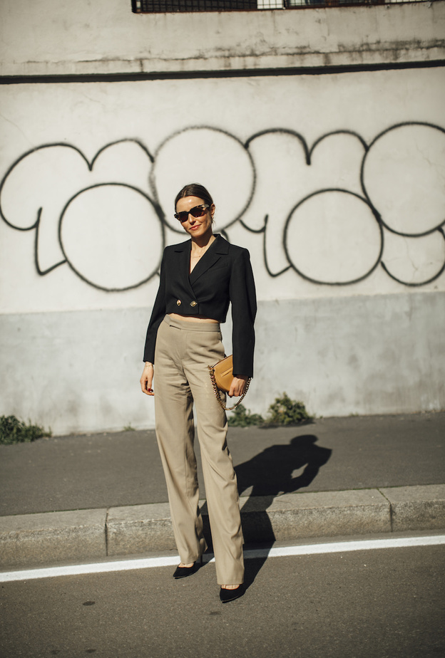 اطلالات أنيقة وعصرية في البنطلون البيج لربيع 2022