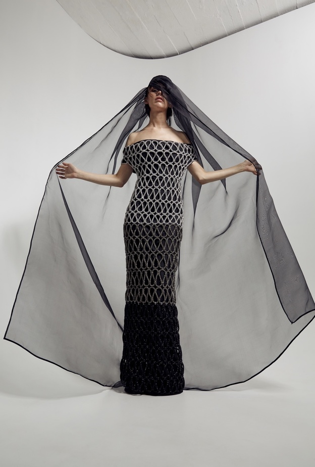 حرفية واتقان تقدمها المصممة السعودية هلا الغرباوي في أزيائها 