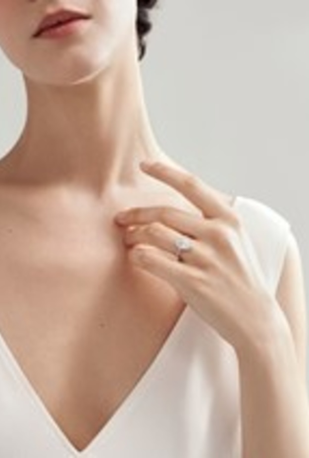 خاتم مرصع بماسة على شكل كمثرى من تيفاني أند كو Tiffany & Co.