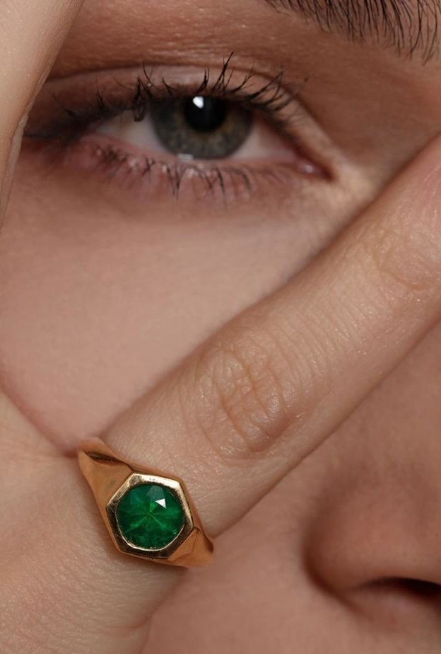 خاتم ROUND EMERALD KNIFE EDGE من مجوهرات Lizzie Mandler