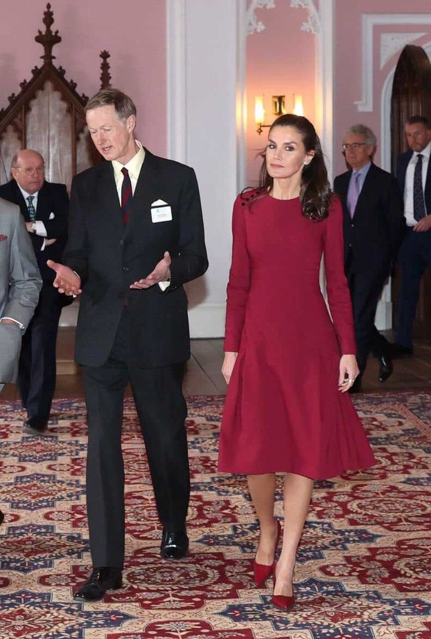 خطفت إطلالة الملكة ليتيزيا الأنظار بالفستان الأحمر الساحر