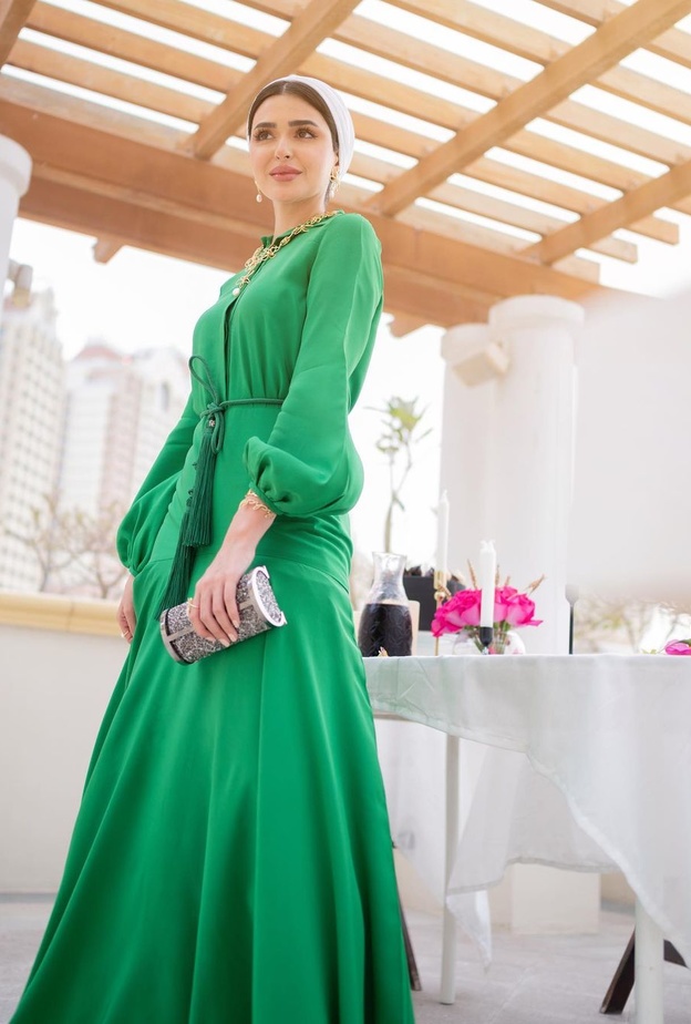 خطفت حنين الصيفي الأنظار بفستان أخضر ماكسي من توقيع كارولينا هيريرا نسّقت معه الكلاتش الفضيّ