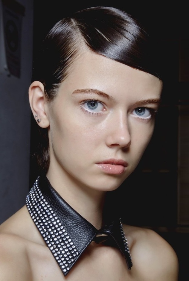  الكحل الأبيض أحدث صيحات موضة صيف 2022