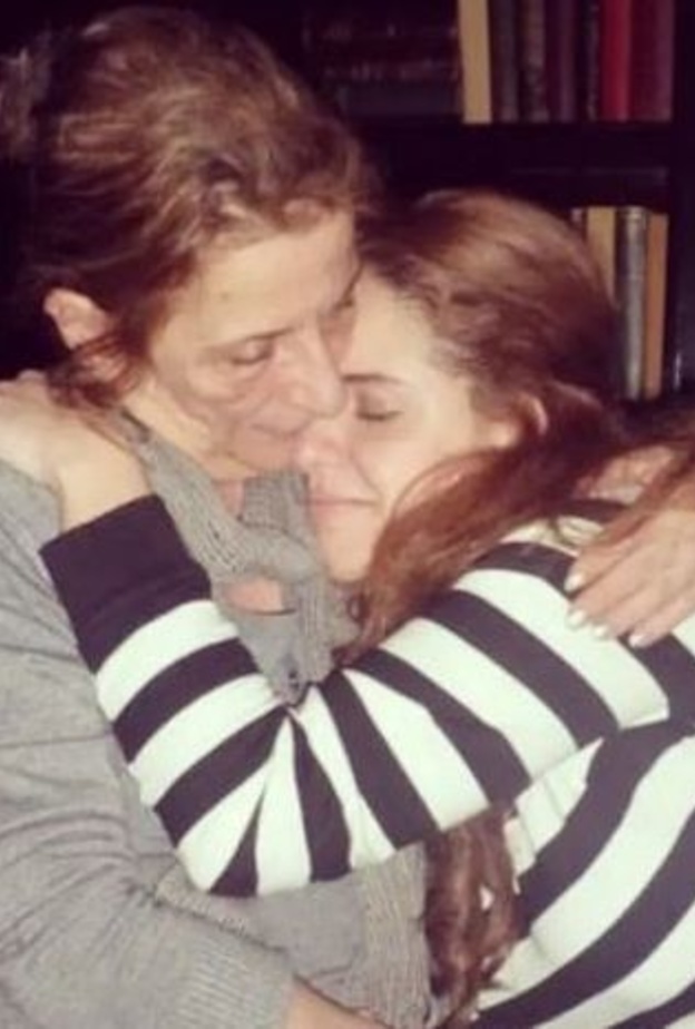 دنيا عبد العزيز تحيي ذكرى وفاة والدتها 