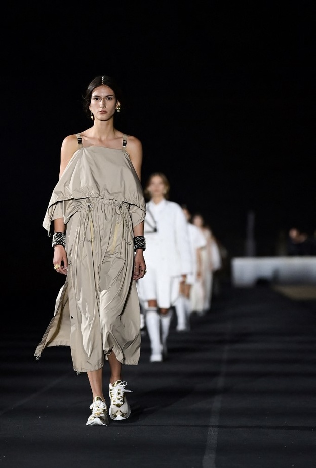 دور الأزياء العالمية تختار وجهات جديدة لعرض مجموعاتها بعيداً عن أسابيع الموضة