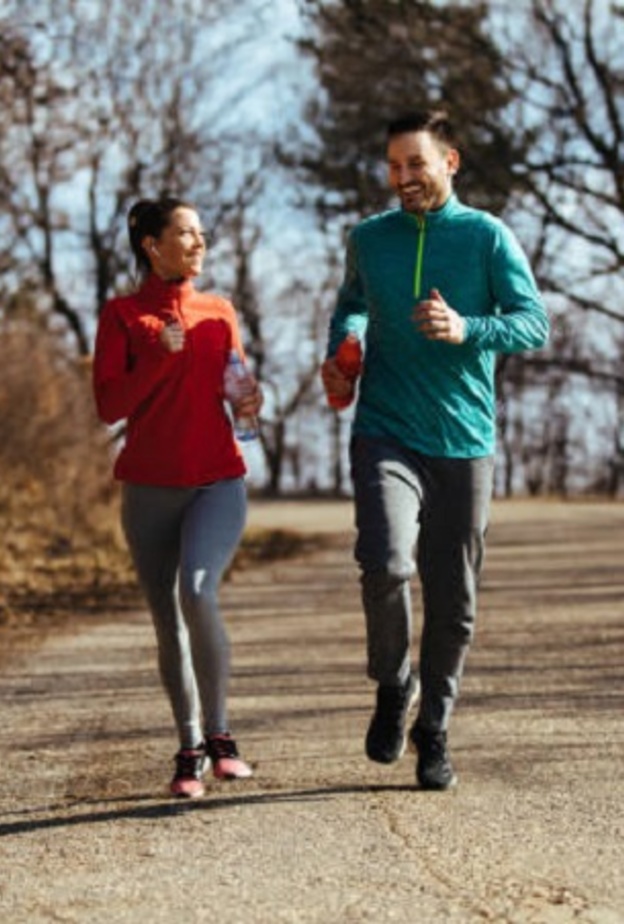 دراسة توضح العلاقة بين المشي السريع وبطء الشيخوخة