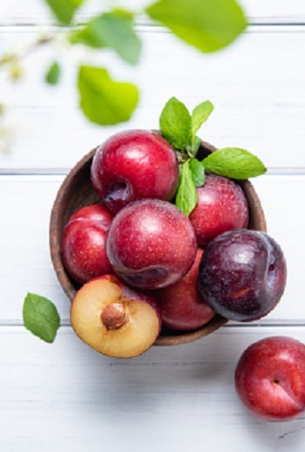 دراسة توضح فائدة البرقوق للنساء في سن اليأس