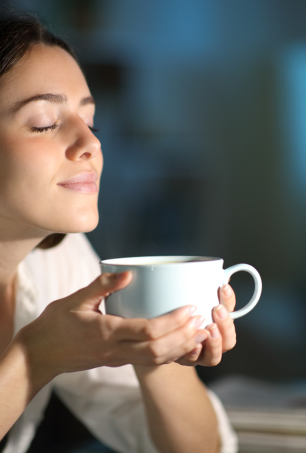 هل تناول الشاي  والقهوة في السحور يقلل من صداع الصيام