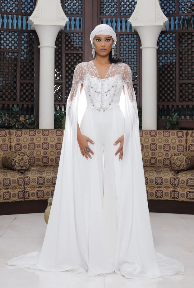 عبايات رمضانية باللون الابيض انستقرام@antoinekarehcouture