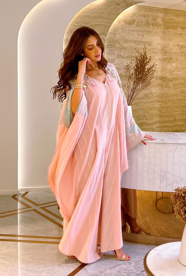 عبايات رمضانية زهرية انستقرام@selma_benomar_caftan