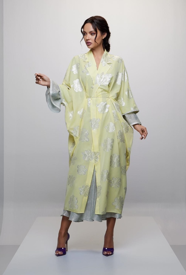 عبايات رمضانية مزخرفة بالورود انستقرام@selma_benomar_caftan