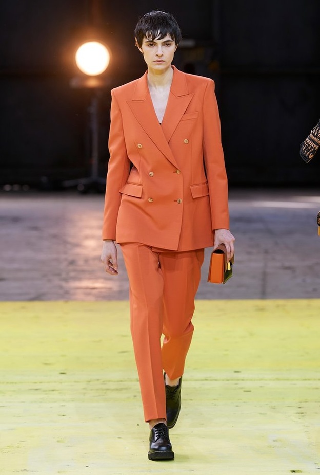 عرض Gabriela Hearst فضمّ البدلة بتصميم كلاسيكي مع البليزر بقصة الأزرار المزدوجة