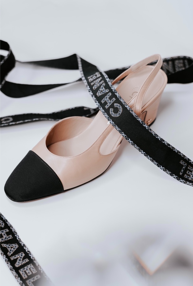 CHANEL تضع قيودًا جديدة على المواطنين الروس في الخارج