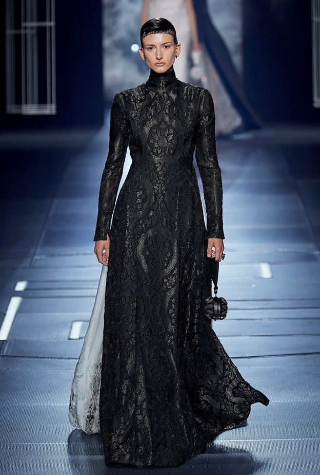 قدّمت دار Fendi الفستان الطويل بقماش الدانتيل الأسود مع الأكمام الطويلة والياقة العالية