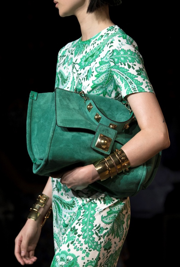 قدّمت Etro تصميم حقيبة اليد الكبيرة باللون الأخضر الداكن ونسّقتها مع الفستان
