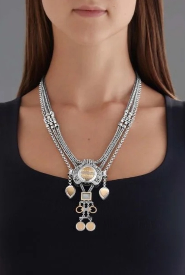 قلادة من Azza Fahmi