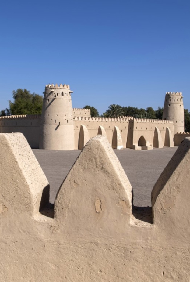 قلعة الجاهلي.. تاريخ أصيل وتجربة تراثية ساحرة على أرض الإمارات 