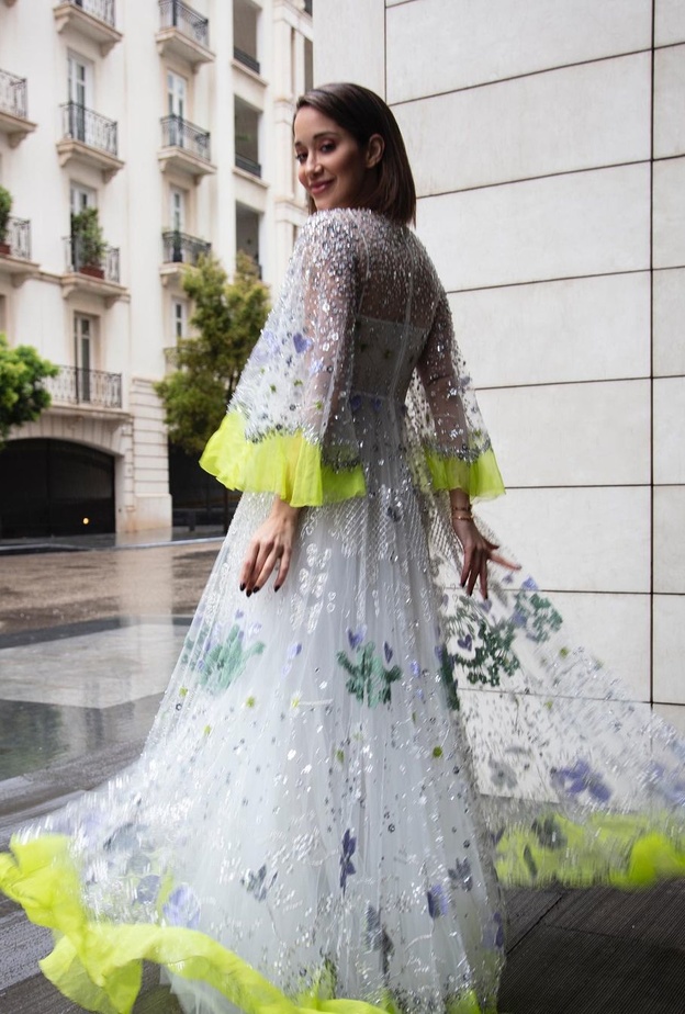 لانا الساحلي بدت ساحرة بفستان Valentino المزيّن بالشك الراقي