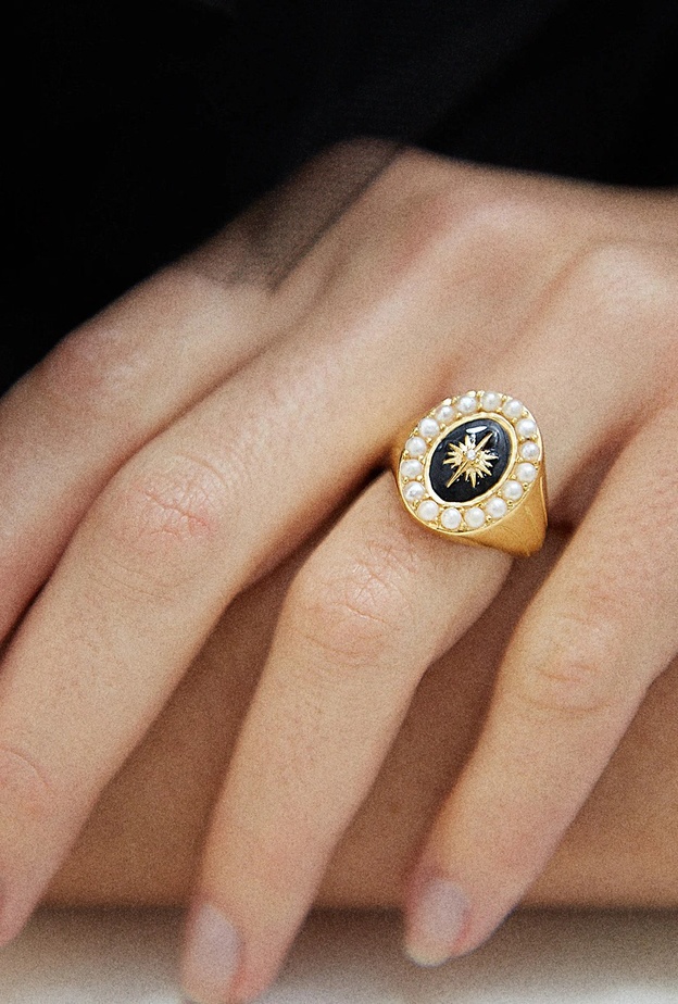 لماذا يجب تجربة موضة خواتم signet  في شهر رمضان وأجمل موديلاتها