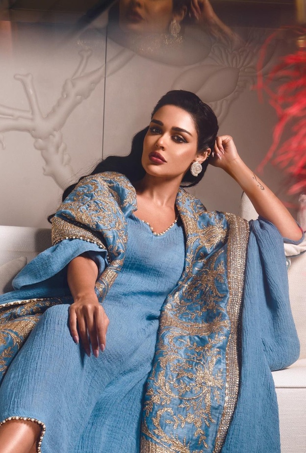 مرمر محمد اختارت العباية الأنيقة باللون الأزرق من تصميم نورا العبدالله