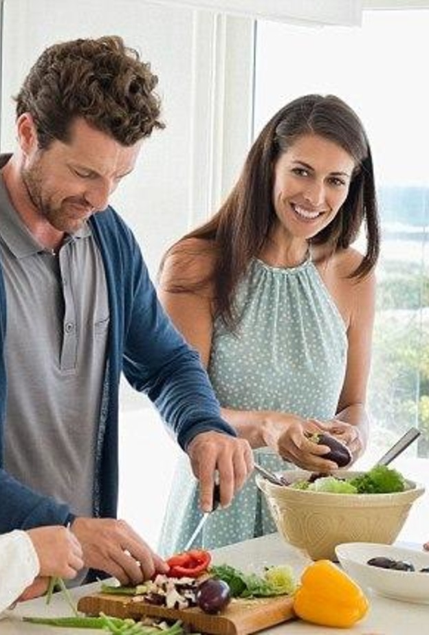 مساعدة الزوج زوجته في رمضان وما تأثير ذلك على الحياة الزوجية