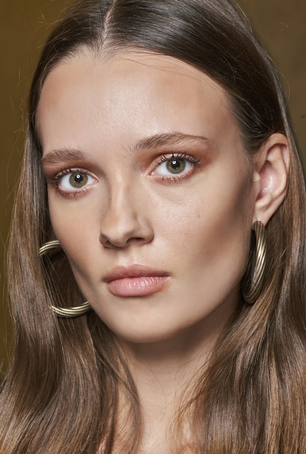 مكياج البشرة الدهنية مع توحيد البشرة من وحي دار Luisa Spagnoli