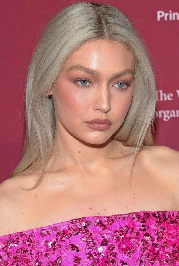 مكياج طبيعي وصبغات الشعر الرمادي بأسلوب جيجي حديد- الصورة من صفحة خبير التجميل Patrick Ta