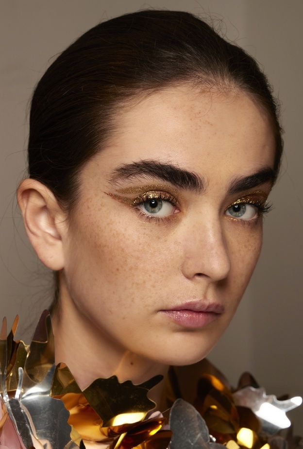 مكياج ناعم ومميز بظلال برونزية براقة من وحي دار Alexis Mabille