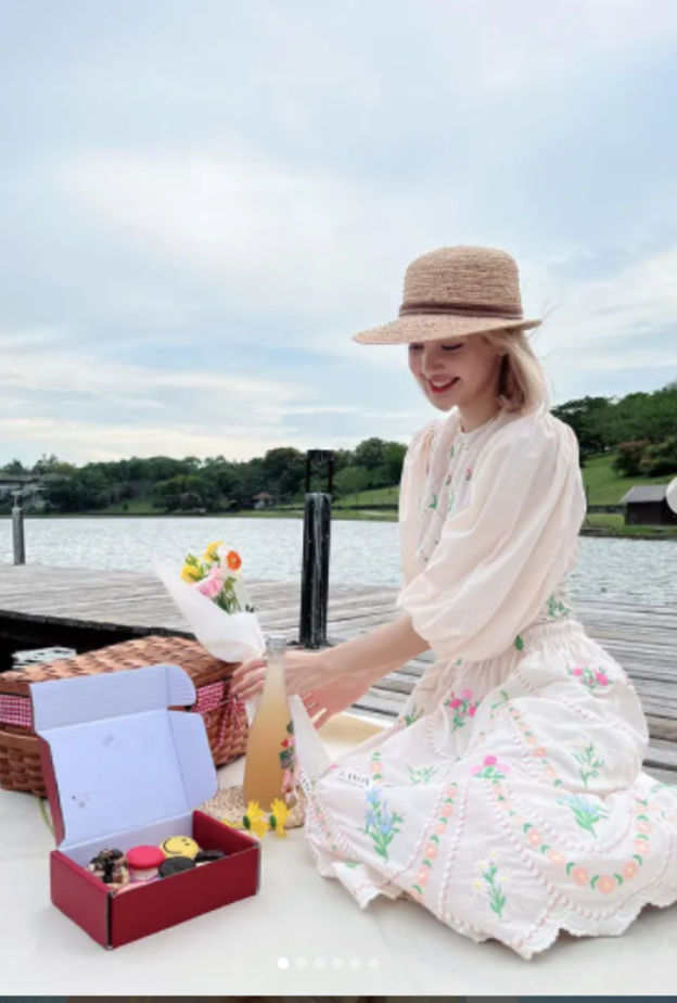 ليسا تتألق بالألون الصيفية المبهجة