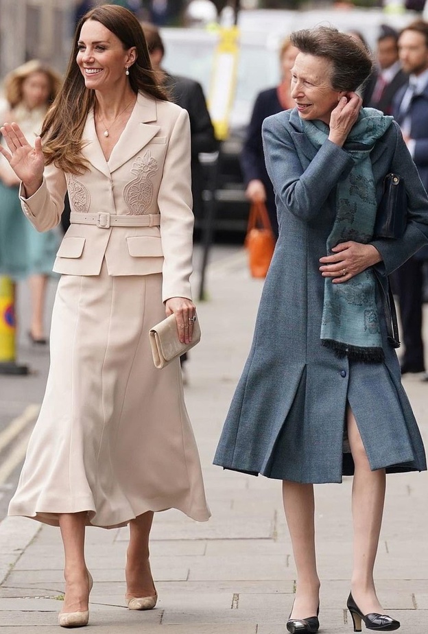 كيت ميدلتون تتألق بإطلالة أنيقة كلاسيكية مع التطريز الفاخر