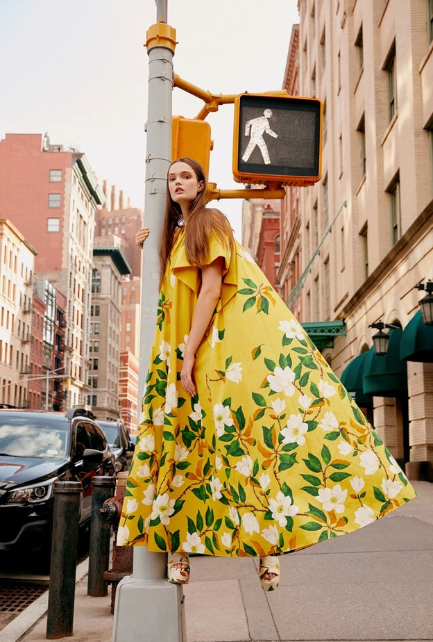 من مجموعة Oscar De La Renta لربيع وصيف 2022