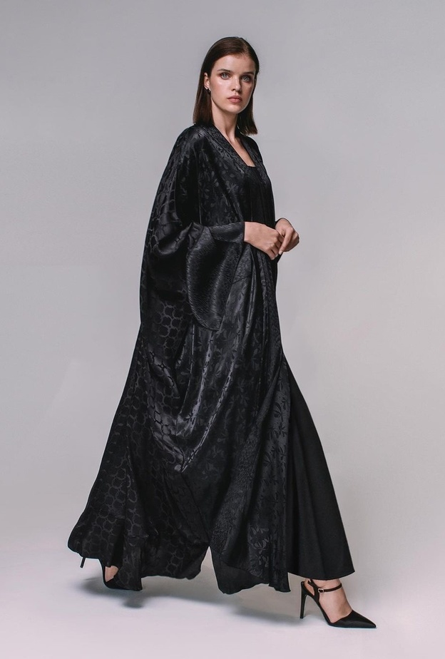 موديلات عبايات بألوان داكنة للعروس الممتلئة في رمضان