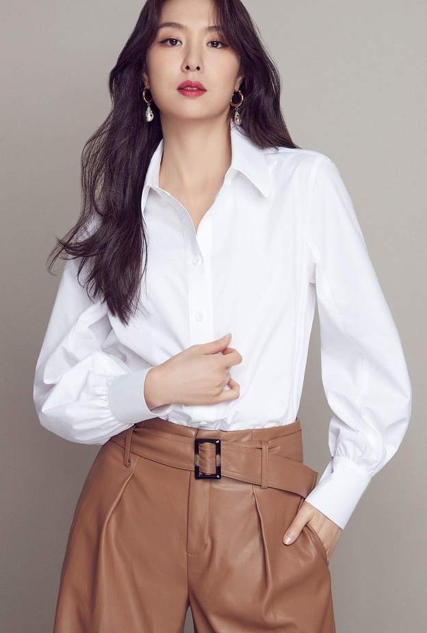 نسقي القميص الأبيض من وحي الممثلة  Seo Ji-Hye مع البنطلون الجلد