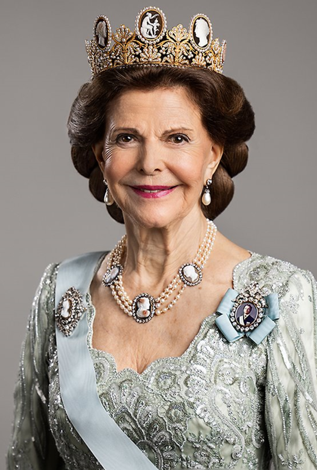 الملكة سليفيا ترتدي تاج The Cameo وهو من أجمل قطع المجوهرات الملكية