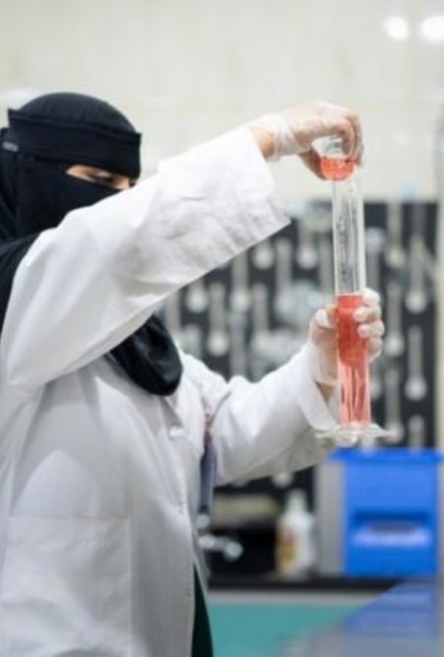 وزير الصناعة والثروة المعدنية أكثر من 17 ألف سعودية يعملن في المدن الصناعية -الصورة الرئيسية من موقع واس