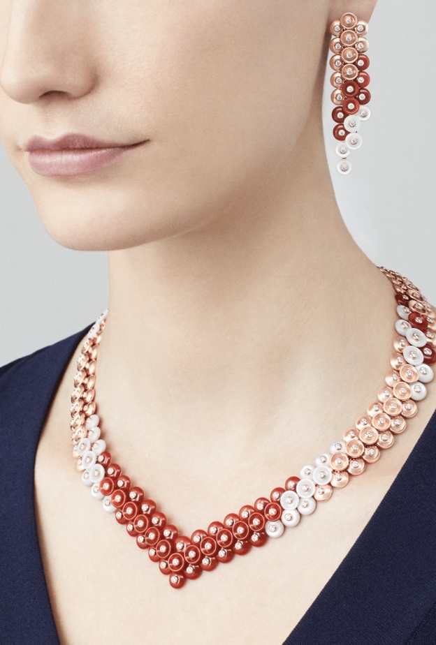 ‎⁨مجوهرات مزينة من حجر اللؤلؤ من فان كليف أند آربلز Van cleef & Arpels ⁩