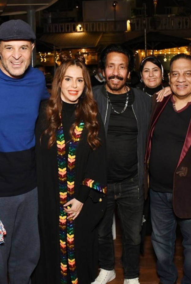 دنيا عبد العزيز تجمع نجوم مسرحية "زقاق المدق" في حفل إفطار..15 صورة