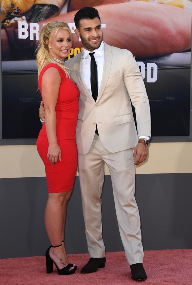 صور إطلالات بريتني سبيرز شبابية بعد خبر حملها من خطيبها سام أصغري