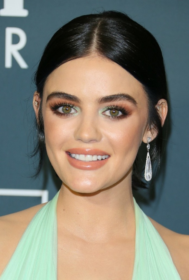 3 إطلالات جمالية عصرية لعيد الفطر مستوحاة من النجمة Lucy Hale