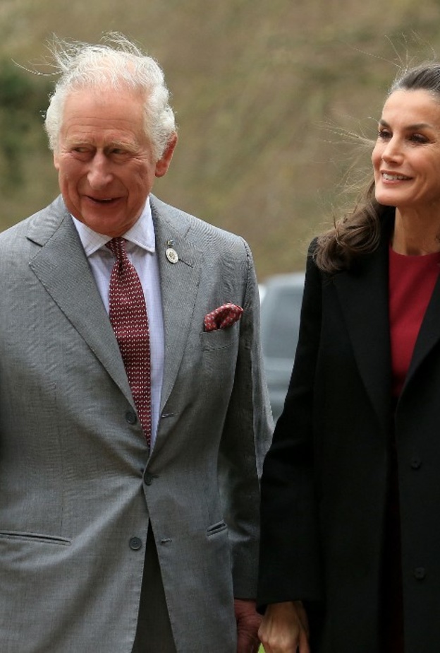 الأمير تشارلز يوجه تحية لطيفة لملكة إسبانيا