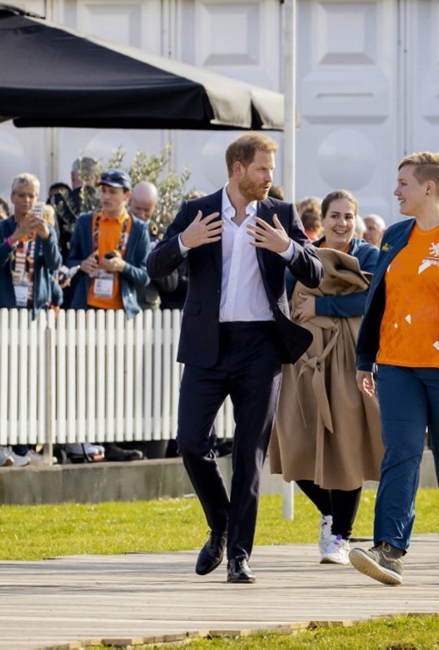 ميغان ماركل تخلع معطفها وتعطية لأم لتدفئة ابنها في بادرة إنسانية منها