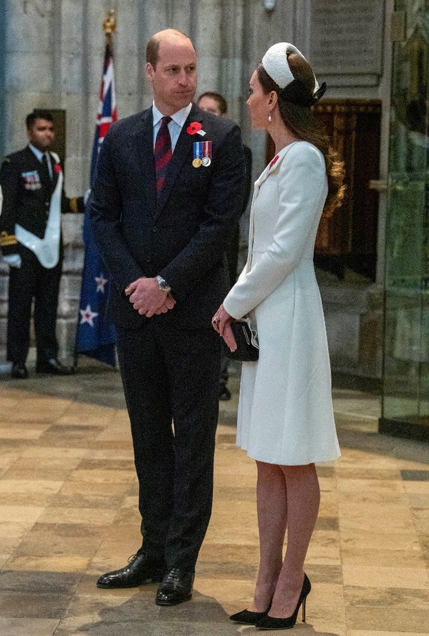 كيت ميدلتون تظهر بشكل مفاجئ مع الأمير ويليام لخدمة يوم أنزاك