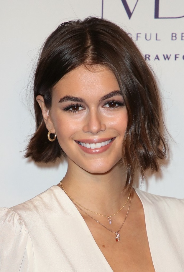 أجمل قصات وتسريحات شعر عصرية للشابات لربيع 2022  بأسلوب Kaia Gerber