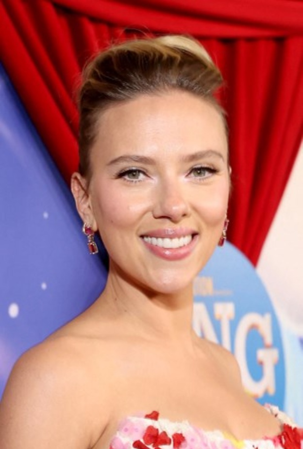 Scarlett Johansson وتسريحات شعر مرفوع