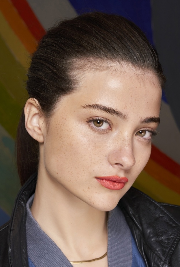 مكياج مشرق مع أحمر الشفاه المرجاني من دار Giambattista Valli