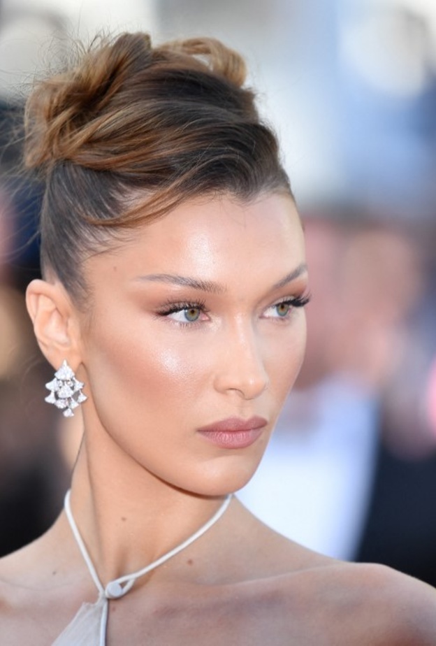 أجمل تسريحات شعر       بتسريحة الكعكةBella Hadid