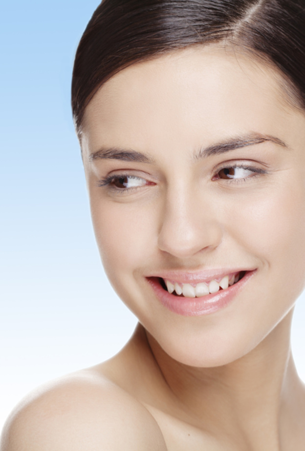 أفضل وصفات طبيعية من الطماطم لترطيب وتفتيح بشرة المرأة