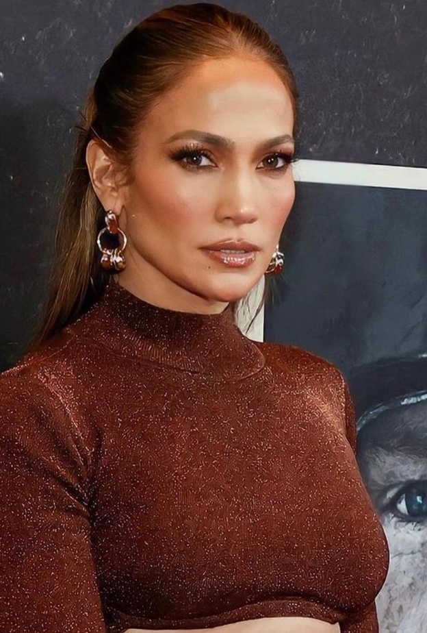 1 رئيسية اطلالات جينيفر لوبيز بالظلال البرونزية وتسريحات شعر ذيل الحصان