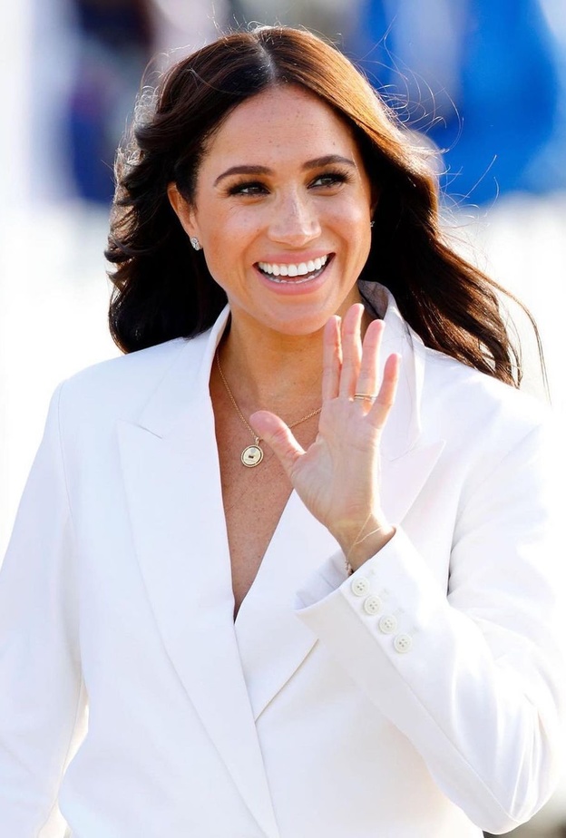 اطلالات ميغان ماركل بتسريحات شعر ويفي طويلة