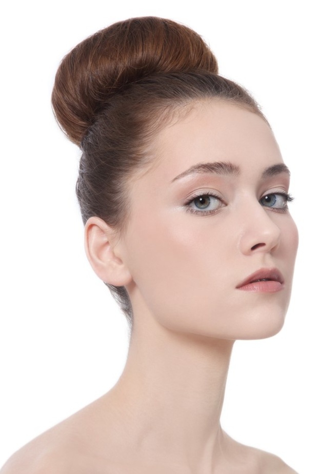 تسريحة شعر الكعكة المرفوعة تناسب ليلية رمضان